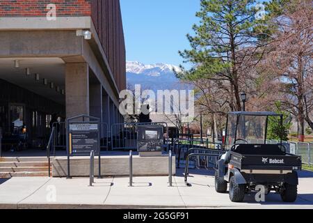 COLORADO SPRINGS, CO- 9 APR 2021- vue sur le campus du Colorado College, un collège privé situé au pied de Pikes Peak Mountain dans Colorado SPR Banque D'Images