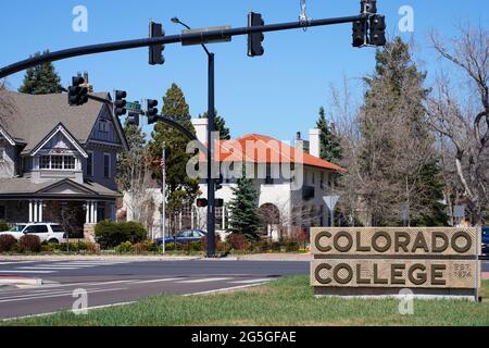 COLORADO SPRINGS, CO- 9 APR 2021- vue sur le campus du Colorado College, un collège privé situé au pied de Pikes Peak Mountain dans Colorado SPR Banque D'Images