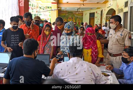 Beawar, Rajasthan, Inde, 27 juin 2021 : les agents de santé prennent les détails des résidents pour le vaccin COVID-19 lors d'une campagne de vaccination spéciale dans un centre de vaccination de Beawar. Le premier cas de la variante Delta-plus du coronavirus dans le Rajasthan a été trouvé dans le Bikaner. Au total, 48 cas de Delta plus et quatre décès ont été signalés dans 10 États de l'Inde. Crédit : Sumit Saraswat/Alay Live News Banque D'Images