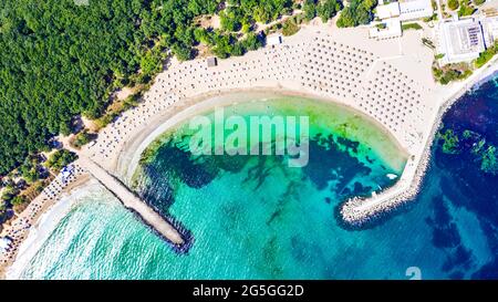 Plage de Perla, Primorsko. Incroyable plage d'eau turquoise en Bulgarie, côte de la mer Noire. Banque D'Images