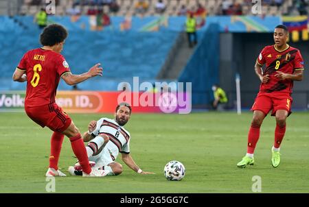 Axel Witsel en Belgique, Joao Moutinho au Portugal et Youri Tielemans en Belgique se battent pour le ballon lors du match de 16 de l'Euro 2020 européen Banque D'Images