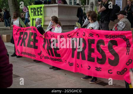 Londres. ROYAUME-UNI- 06.27.2021. Une manifestation Free the Press sur la place du Parlement organisée par extinction Rebellion UK à laquelle assistaient une large foule d'activistes. Banque D'Images