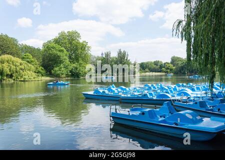 Canotage sur Regent's Park Lake, Regent's Park, Cité de Westminster, Grand Londres, Angleterre, Royaume-Uni Banque D'Images
