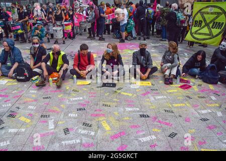 Londres, Royaume-Uni. 27 juin 2021. Des manifestants vaporisateurs de peinture « Tell the Truth » à l'extérieur de News UK pendant la manifestation Free the Press. Extinction les manifestants de la rébellion ont défilé de la place du Parlement vers le siège social de News au Royaume-Uni, propriété de Rupert Murdoch, dans le pont de Londres, en signe de désinformation, de corruption et de couverture inexacte et insuffisante de la crise climatique par les journaux de Murdoch. (Crédit : Vuk Valcic / Alamy Live News) Banque D'Images