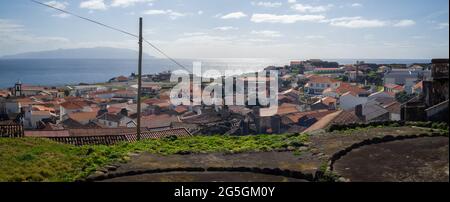 Panorama de Vila do Corvo avec l'île de Flores à l'horizon Banque D'Images