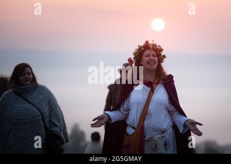 Glastonbury Tor, Glastonbury, Somerset, Royaume-Uni. 1er mai 2021. Les païens et les lève-tôt le matin célèbrent Beltane ou le jour de mai au Glastonbury Tor Banque D'Images