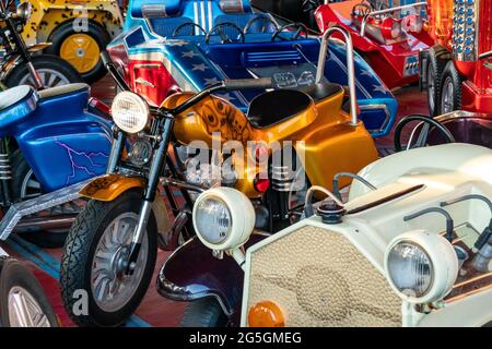Moto et voitures de véhicule manège dans le parc d'attractions Linnanmäki à Helsinki, Finlande Banque D'Images