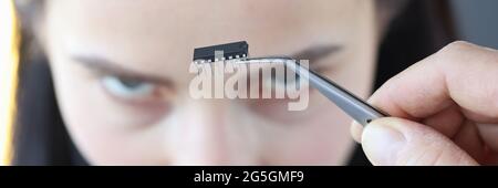 Petite puce de microcircuit devant la tête de la femme Banque D'Images