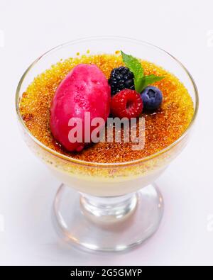 crème brûlée passion avec sorbet framboise et baies Banque D'Images