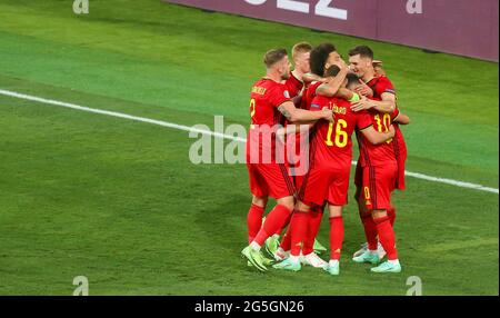 Séville, Espagne. 27 juin 2021. Football: Championnat d'Europe, finale, ronde de 16, Belgique - Portugal au stade de la Cartuja. Les joueurs de Belgique célèbrent après le 1:0. Credit: Cezaro de Luca/dpa/Alay Live News Banque D'Images