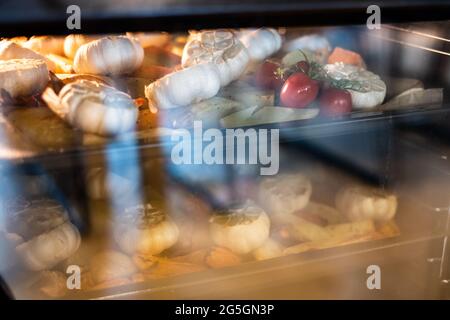 Cuisson des légumes cuits au four. Nourriture saine pour la maison végétalienne. Banque D'Images