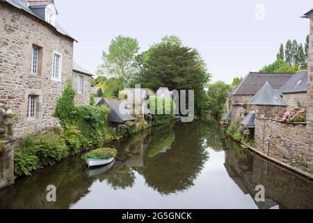 La rivière Trieux à Pontrieux, avec ses vieilles vasques pittoresques et son bateau à fleurs : Côtes-d'Armor, Bretagne, France Banque D'Images