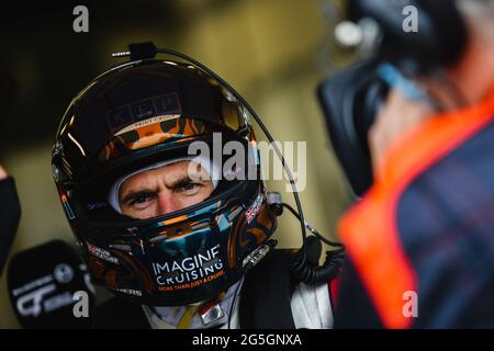 Silverstone, Royaume-Uni. 27 juin 2021. Paddock Motorsport (#11) Kelvin Fletcher, pilote de Bentley Continental GT3, lors de l'Intelligent Money British GT Championship Round 2 à Silverstone, à Towcester, en Angleterre, le 27 juin 2021. Photo de Jurek Biegus. Credit: Jurek Biegus/Alamy Live News Banque D'Images