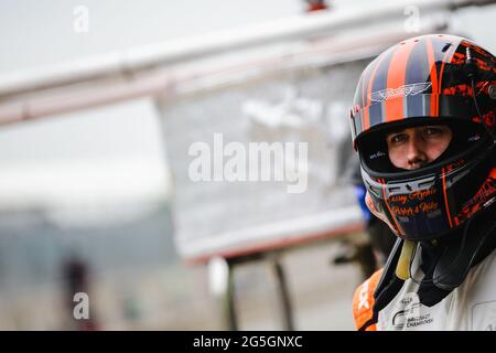 Silverstone, Royaume-Uni. 27 juin 2021. Newbridge Motorsport (#27) Matt Topham, pilote de l'Aston Martin Vantage GT4, lors de l'Intelligent Money British GT Championship Round 2 à Silverstone, à Towcester, en Angleterre, le 27 juin 2021. Photo de Jurek Biegus. Credit: Jurek Biegus/Alamy Live News Banque D'Images