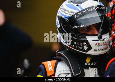 Silverstone, Royaume-Uni. 27 juin 2021. Newbridge Motorsport (#27) Darren Turner, pilote de l'Aston Martin Vantage GT4, lors de l'Intelligent Money British GT Championship Round 2 à Silverstone, à Towcester, en Angleterre, le 27 juin 2021. Photo de Jurek Biegus. Credit: Jurek Biegus/Alamy Live News Banque D'Images