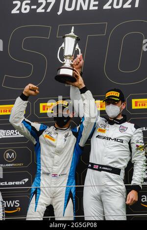 Silverstone, Royaume-Uni. 27 juin 2021. Martin Kodric et Hunter Abbott élèvent le trophée RAC après avoir remporté le Silverstone 500 lors de l'Intelligent Money British GT Championship Round 2 à Silverstone, Towcester, Angleterre, le 27 juin 2021. Photo de Jurek Biegus. Credit: Jurek Biegus/Alamy Live News Banque D'Images