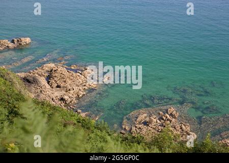 Magnifique mer turquoise vue des falaises du bec du Vir entre la plage du Palus et Port Goret, Côtes-d'Armor, Bretagne, France Banque D'Images