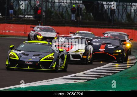 Silverstone, Royaume-Uni. 27 juin 2021. Team Rocket RJN (#3) McLaren 570S GT4 piloté par Alain Valente et Michael Benyahia GT4 Silver dirige Toyota GAZOO Racing UK (#15) Toyota GR supra GT4 piloté par John Ferguson et Scott McKenna GT4 Pro/Am lors de l'Intelligent Money British GT Championship Round 2 à Silverstone, Towcester Angleterre le 27 juin 2021. Photo de Jurek Biegus. Credit: Jurek Biegus/Alamy Live News Banque D'Images