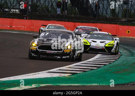 Silverstone, Royaume-Uni. 27 juin 2021. Academy Motorsport (n° 61) Ford Mustang GT4 piloté par Wwill Moore & Matt Cowley GT4 Silver dirige Team Rocket RJN (n° 2) McLaren 570S GT4 piloté par James Kell et Jordan Collard GT4 Silver lors de l'Intelligent Money British GT Championship Round 2 à Silverstone, Towcester, Angleterre, le 27 juin 2021. Photo de Jurek Biegus. Credit: Jurek Biegus/Alamy Live News Banque D'Images