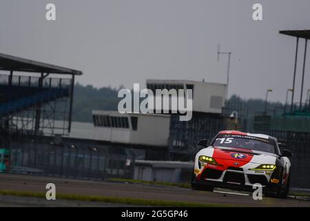 Silverstone, Royaume-Uni. 27 juin 2021. Toyota GAZOO Racing UK (#15) Toyota GR supra GT4 conduit par John Ferguson et Scott McKenna GT4 Pro/Am pendant le championnat Intelligent Money British GT Round 2 à Silverstone, Towcester, Angleterre, le 27 juin 2021. Photo de Jurek Biegus. Credit: Jurek Biegus/Alamy Live News Banque D'Images