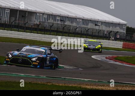 Silverstone, Royaume-Uni. 27 juin 2021. 2 Seas Motorsport (#14) Mercedes-AMG GT3 Evo conduit par Hunter Abbott & Martin KodricSut lors du championnat britannique Intelligent Money Round 2 à Silverstone, Towcester, Angleterre, le 27 juin 2021. Photo de Jurek Biegus. Credit: Jurek Biegus/Alamy Live News Banque D'Images