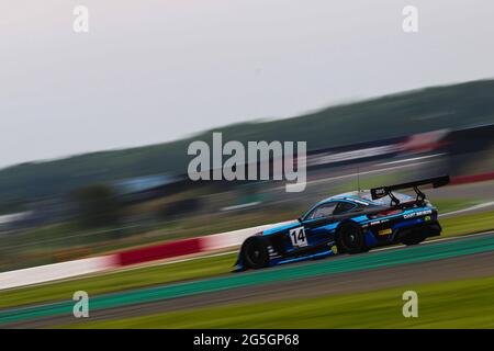 Silverstone, Royaume-Uni. 27 juin 2021. 2 Seas Motorsport (#14) Mercedes-AMG GT3 Evo conduit par Hunter Abbott et Martin KodricSut lors du championnat britannique Intelligent Money Round 2 à Silverstone, Towcester, Angleterre, le 27 juin 2021. Photo de Jurek Biegus. Credit: Jurek Biegus/Alamy Live News Banque D'Images