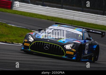 Silverstone, Royaume-Uni. 27 juin 2021. 2 Seas Motorsport (#14) Mercedes-AMG GT3 Evo conduit par Hunter Abbott et Martin KodricSut lors du championnat britannique Intelligent Money Round 2 à Silverstone, Towcester, Angleterre, le 27 juin 2021. Photo de Jurek Biegus. Credit: Jurek Biegus/Alamy Live News Banque D'Images