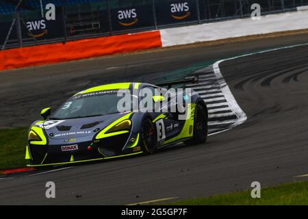 Silverstone, Royaume-Uni. 27 juin 2021. Team Rocket RJN (#3) McLaren 570S GT4 conduite par Alain Valente et Michael Benyahia GT4 Silver lors de l'Intelligent Money British GT Championship Round 2 à Silverstone, Towcester, Angleterre, le 27 juin 2021. Photo de Jurek Biegus. Credit: Jurek Biegus/Alamy Live News Banque D'Images