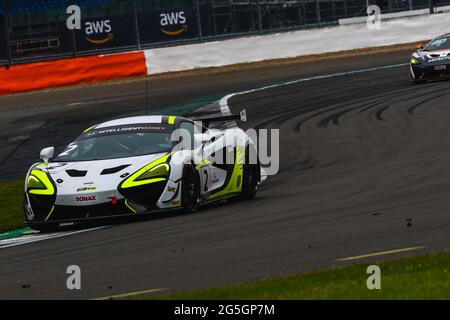 Silverstone, Royaume-Uni. 27 juin 2021. Team Rocket RJN (#2) McLaren 570S GT4 conduite par James Kell et Jordan Collard GT4 Silver lors de l'Intelligent Money British GT Championship Round 2 à Silverstone, Towcester, Angleterre, le 27 juin 2021. Photo de Jurek Biegus. Credit: Jurek Biegus/Alamy Live News Banque D'Images