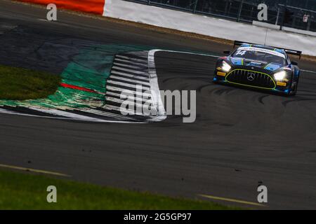 Silverstone, Royaume-Uni. 27 juin 2021. 2 Seas Motorsport (#14) Mercedes-AMG GT3 Evo conduit par Hunter Abbott et Martin KodricSut lors du championnat britannique Intelligent Money Round 2 à Silverstone, Towcester, Angleterre, le 27 juin 2021. Photo de Jurek Biegus. Credit: Jurek Biegus/Alamy Live News Banque D'Images