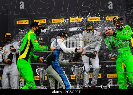 Silverstone, Royaume-Uni. 27 juin 2021. Célébrations du podium avec Adam Balon, Dennis Lind, Martin Kodric, Hunter Abbott et Leo Matchitski lors du championnat britannique Intelligent Money Round 2 à Silverstone, Towcester, Angleterre, le 27 juin 2021. Photo de Jurek Biegus. Credit: Jurek Biegus/Alamy Live News Banque D'Images