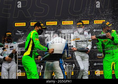 Silverstone, Royaume-Uni. 27 juin 2021. Célébrations du podium avec Adam Balon, Dennis Lind, Martin Kodric, Hunter Abbott et Leo Matchitski lors du championnat britannique Intelligent Money Round 2 à Silverstone, Towcester, Angleterre, le 27 juin 2021. Photo de Jurek Biegus. Credit: Jurek Biegus/Alamy Live News Banque D'Images