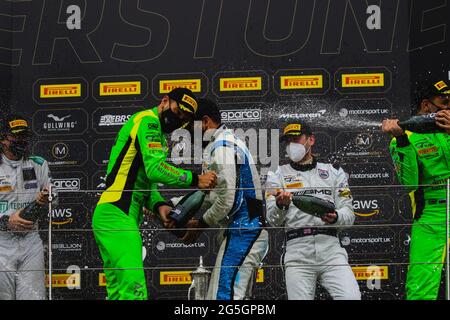 Silverstone, Royaume-Uni. 27 juin 2021. Célébrations du podium avec Adam Balon, Dennis Lind, Martin Kodric, Hunter Abbott et Leo Matchitski lors du championnat britannique Intelligent Money Round 2 à Silverstone, Towcester, Angleterre, le 27 juin 2021. Photo de Jurek Biegus. Credit: Jurek Biegus/Alamy Live News Banque D'Images