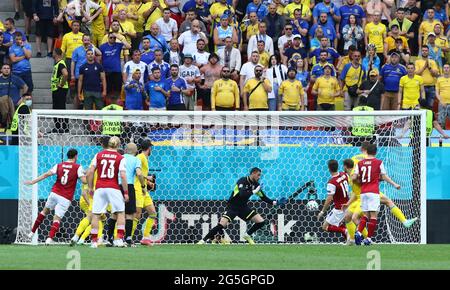 BUCAREST, ROUMANIE - 21 JUIN 2021 : Christoph Baumgartner, de l'Autriche (n° 19 en rouge), marque un but lors du match de l'UEFA EURO 2020 contre l'Ukraine au stade national Arena de Bucarest. L'Autriche a gagné 1-0 Banque D'Images