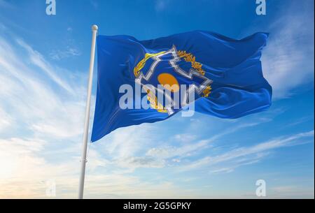 Minsk, Bélarus - mai 2021 : drapeau de l'Organisation du Traité de sécurité collective agitant sous le vent à la barre des drapeaux sur fond de ciel bleu. illustration 3d. Banque D'Images