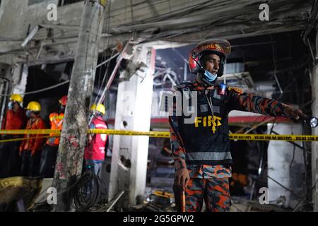 Dhaka, Bangladesh. 27 juin 2021. Les pompiers inspectent la scène après une explosion de gaz présumée dans la région de Moghbazar à Dhaka.au moins sept personnes ont été tuées et 50 ont été blessées jusqu'à ce que le bâtiment de trois étages dans la région de Moghbazar dans la capitale du Bangladesh, Dhaka, s'est partiellement effondré dans une explosion de gaz présumée. (Photo par Sultan Mahmud Mukut/SOPA Images/Sipa USA) crédit: SIPA USA/Alay Live News Banque D'Images