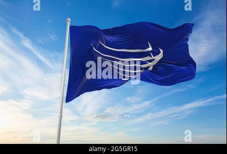 Minsk, Bélarus - Mai 2021: Drapeau de l'Union des nations sud-américaines, l'Unasur agitant dans le vent au mât sur fond de ciel bleu. illustration 3d. Banque D'Images