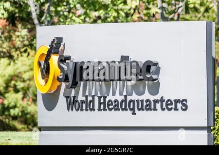 26 sept 2020 Mountain View CA USA - panneau Symantec affiché à leur ancien siège mondial dans la Silicon Valley ; Symantec Corp est devenu NortonLifeLoc Banque D'Images