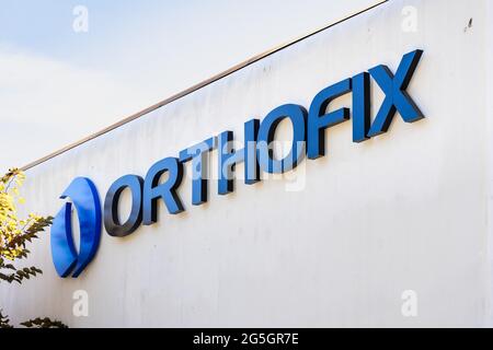 26 sept 2020 Santa Clara / CA / USA - logo Orthofix à leur siège social dans la Silicon Valley; Orthofix Medical Inc. Fonctionne comme un dispositif médical et bi Banque D'Images