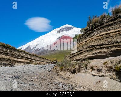 Superbe route de terre menant au volcan Cotopaxi enneigé, Équateur Banque D'Images