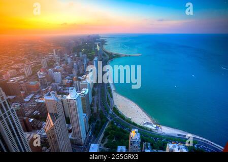 Vue aérienne de Chicago, Gold Coast, Lake Shore Drive et Oak Street Beach le long du lac Michigan, montrant la ville et le front de mer. Banque D'Images