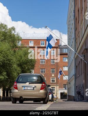 Drapeau finlandais survolant un bâtiment résidentiel à Helsinki Banque D'Images