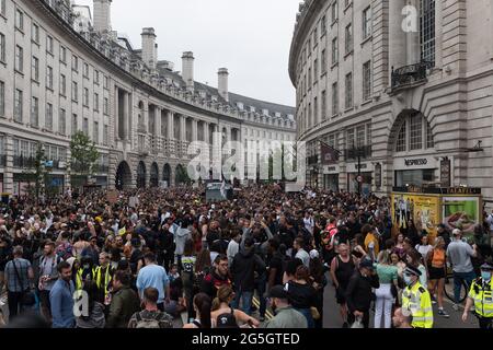 Londres, Royaume-Uni. 27 juin 2021. Des milliers de personnes participent à une marche de protestation « Freedom to Dance » dans le centre de Londres organisée par Save Our Scene pour demander au gouvernement britannique de lever sans plus tarder les restrictions imposées par le coronavirus au secteur de la musique et de l'hôtellerie. L'économie nocturne du Royaume-Uni a été durement touchée par les restrictions de Covid-19, la plupart des sites ayant été fermés depuis le début de la pandémie. Crédit: Wiktor Szymanowicz/Alamy Live News Banque D'Images