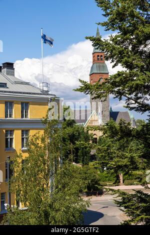 Drapeau finlandais survolant un bâtiment résidentiel à Helsinki Banque D'Images