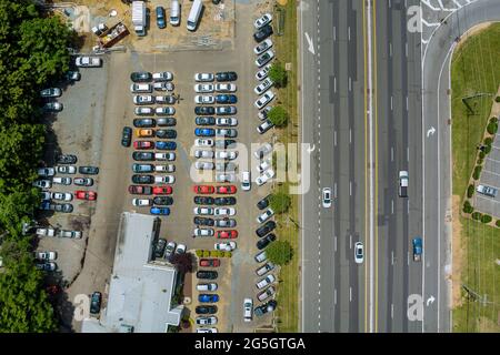 Vue panoramique sur la route asphaltée dans les nombreuses voitures à travers une petite ville américaine Banque D'Images