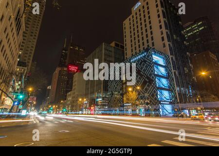 Chicago magnifique vues sur la rue Mile et des reflets étonnants tandis que les rivières de Chicago traversent le centre-ville la nuit Chicago, Illinois, États-Unis Banque D'Images