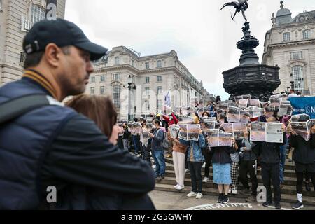 Londres, Royaume-Uni. 27 juin 2021. Passant vu en regardant le rallye. Un groupe d'anciens journalistes d'Apple Daily Hong Kong se joignent à la force pour produire une édition spéciale pour sensibiliser à la fin de la liberté de la presse à Hong Kong en réponse à la fermeture récente de la publication en raison de la loi sur la sécurité nationale. Crédit : SOPA Images Limited/Alamy Live News Banque D'Images