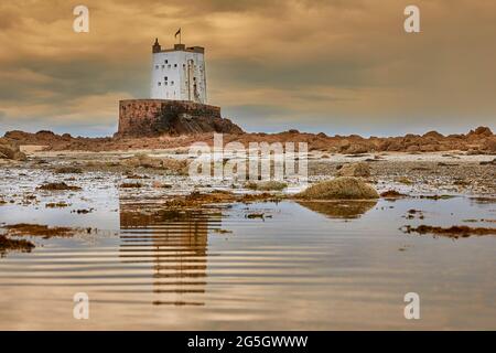 Image de la tour Seymour avec ciel nuageux et réflexion dans la piscine avec des ondulations. Jersey, îles Anglo-Normandes. Mise au point sélective Banque D'Images