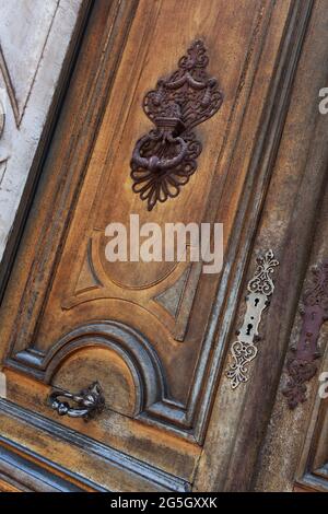 Porte rouillée sur une porte en bois abîmé Banque D'Images