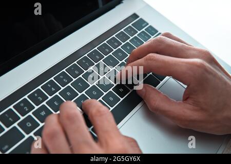 homme appuyant sur la touche entrée de son ordinateur portable. gros plan. Banque D'Images